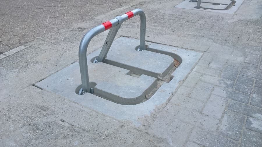 Parkeerbeugel met betonblok